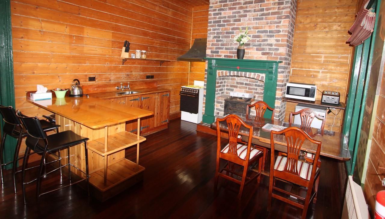 Kerrellie Cottages 2, 4 & 8 Reid Street Strahan Ngoại thất bức ảnh